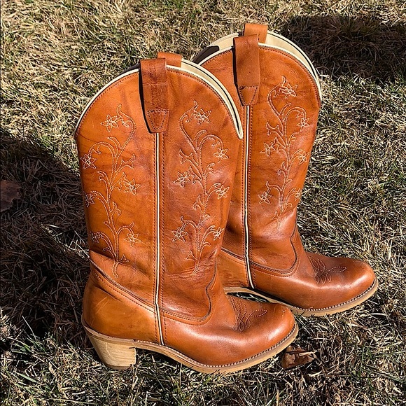 Wolverine Shoes - Women’s WOLVERINE vintage cowboy boots - size 8.5